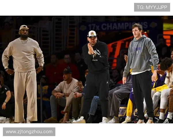 里夫斯精准助攻詹姆斯三分球首开纪录助力球队逆转取胜 里夫斯精准助攻詹姆斯三分球首开纪录助力球队逆转取胜